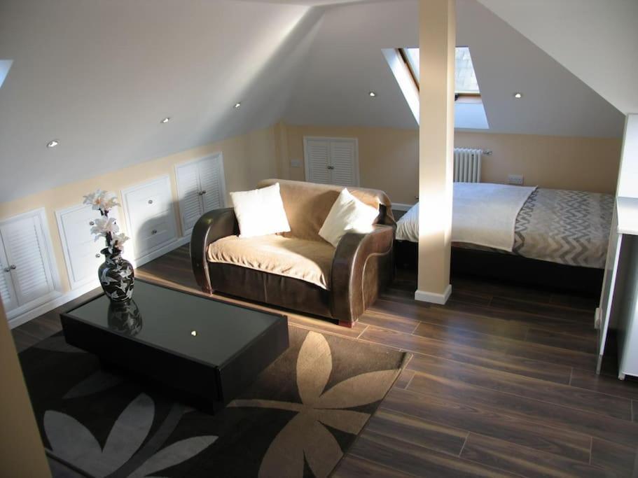 Modern Cosy Private Studio, Wifi, Ip-Tv, Must See Romford Exteriör bild